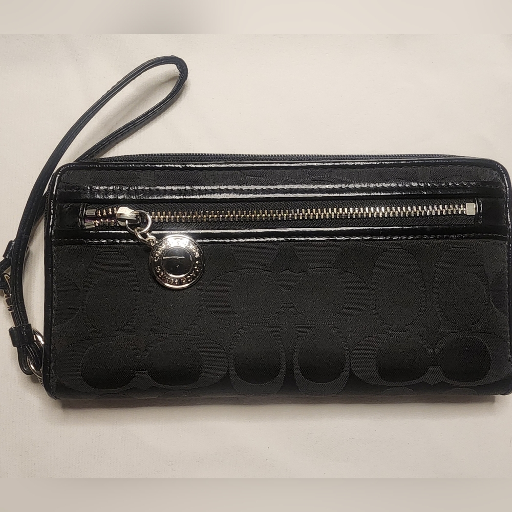 Rare Coach Poppy Signature C's Logo Black Zip Around Wristlet Accordion Wallet